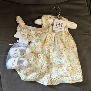 4 piece: Dress, underwear, shoes and Headband. Adorableness is free ❤️